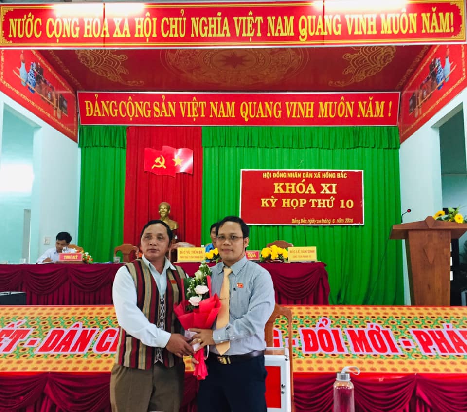 Đồng chí Lê Văn Sinh tặng hoa chúc mừng đ/c Lê Văn Thiện - trúng cử CTHĐND xã khóa XI, nhiệm kỳ 2016-2021